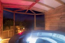 Honey Hedge Hot tub